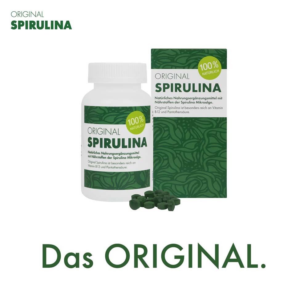 Weiße Flasche und Schachtel mit "ORIGINAL SPIRULINA". Grüne Tabletten daneben. Text in Deutsch.