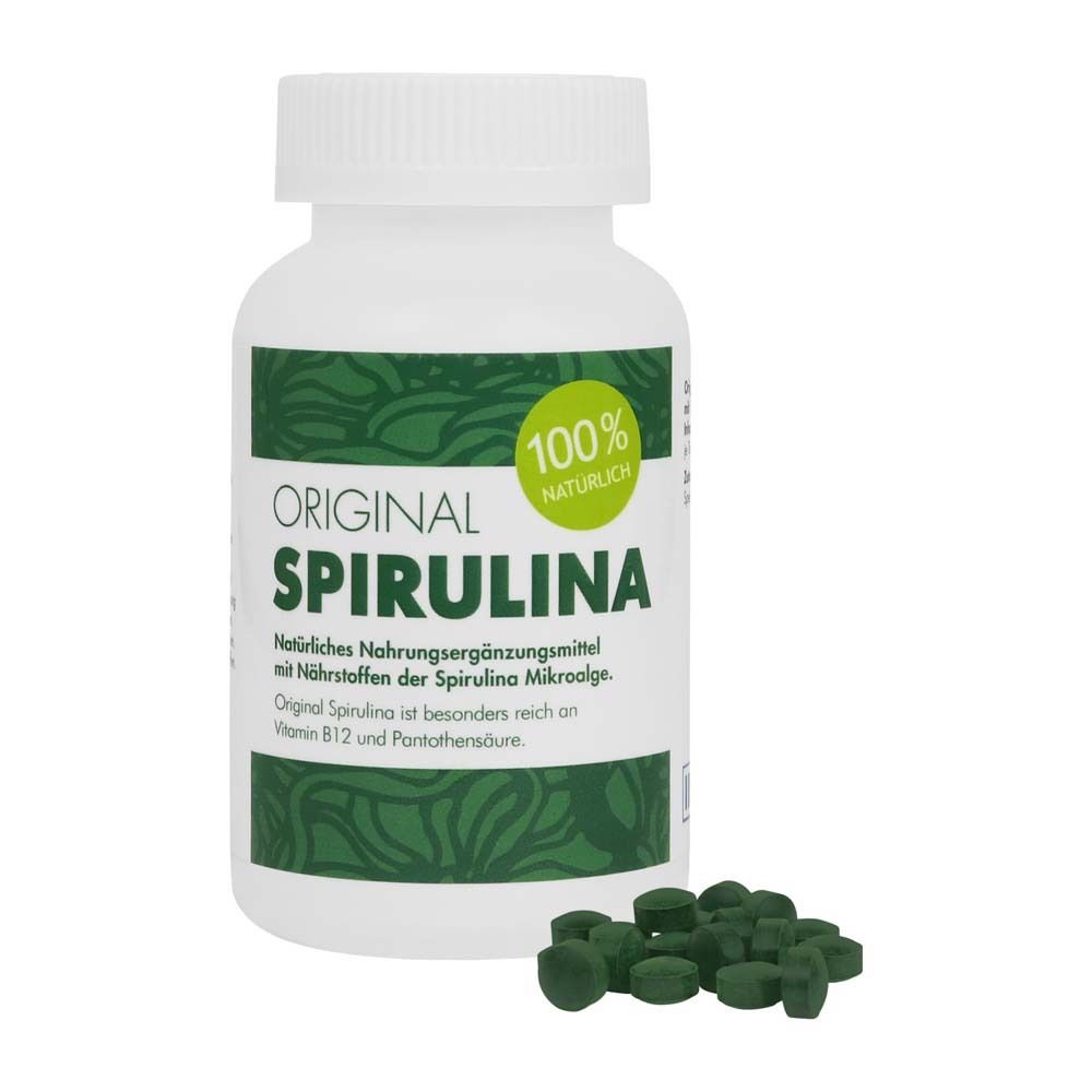 Weiße Flasche mit "ORIGINAL SPIRULINA" und grünen Tabletten daneben. Text in Deutsch.