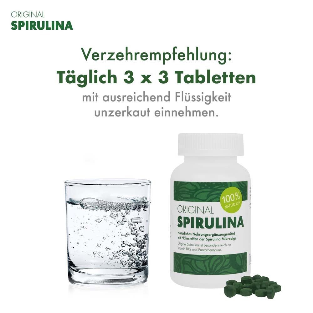 Glas Wasser, Flasche und Tabletten. Text: Täglich 3 x 3 Tabletten unzerkaut einnehmen. "ORIGINAL SPIRULINA".