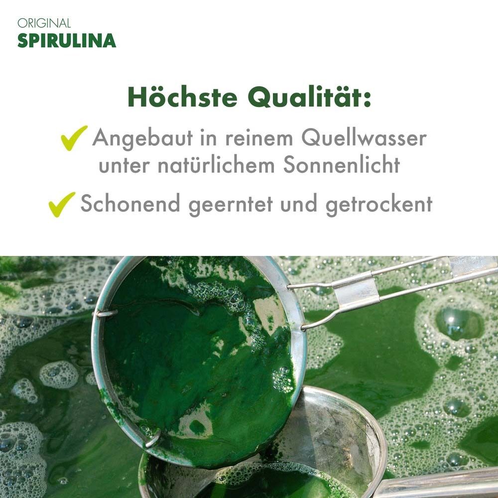 Schöpfkelle mit Spirulina in Wasser. Text: Höchste Qualität: Angebaut in reinem Quellwasser.