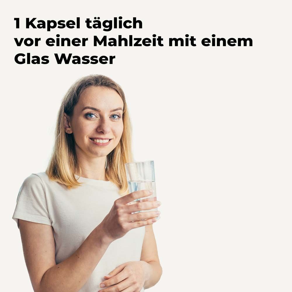 Junge Frau trinkt Wasser. Text: 1 Kapsel täglich vor einer Mahlzeit mit einem Glas Wasser.