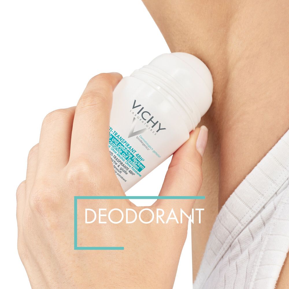 Person verwendet Roll-on-Deo unter dem Arm. Text: DEODORANT.