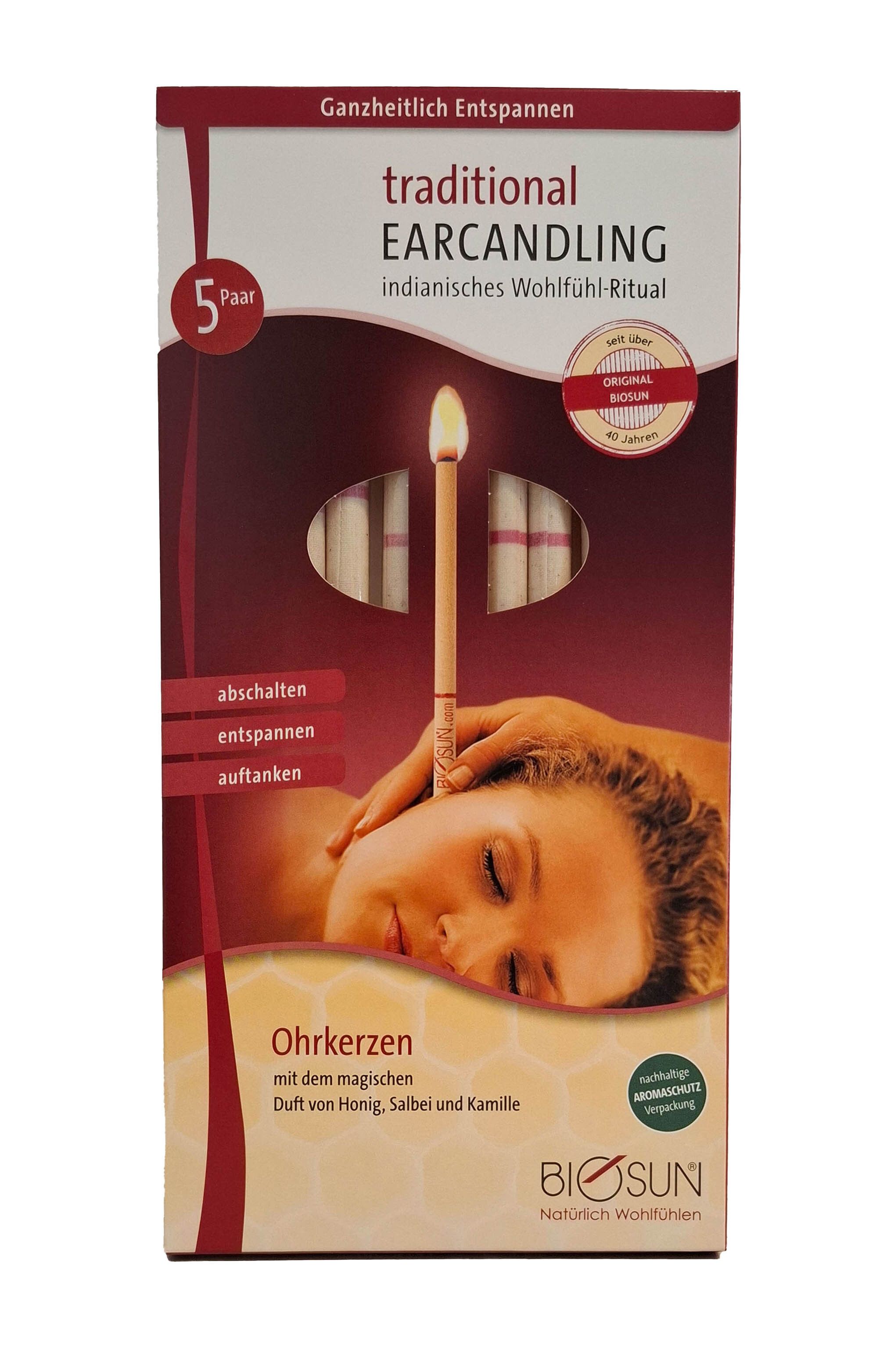 Packung mit 5 Ohrkerzen. Aufschrift: Traditional Earcandling, Biosun. Frau erhält Behandlung. Kerze brennt.
