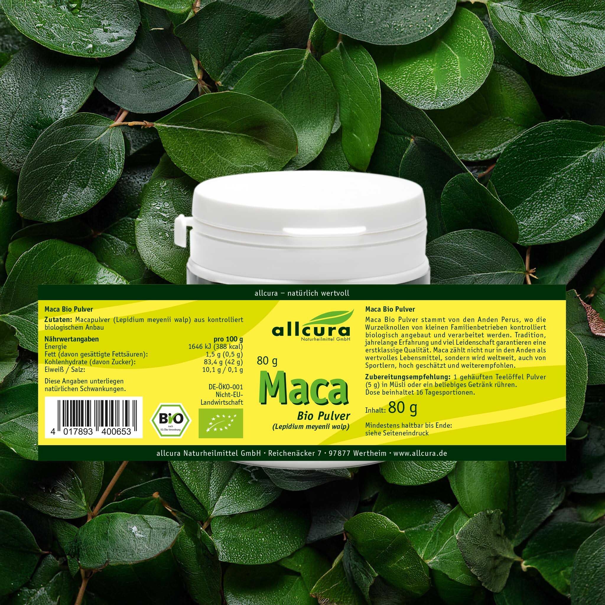 Produktverpackung vor grünem Hintergrund. Gelbes Etikett mit Text: Maca Bio Pulver. Bio-Siegel. Marke: allcura.