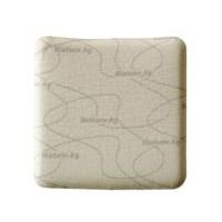 Quadratischer Verband mit Schriftzug Biatain Ag. Beige-farbenes Material mit Musterung.