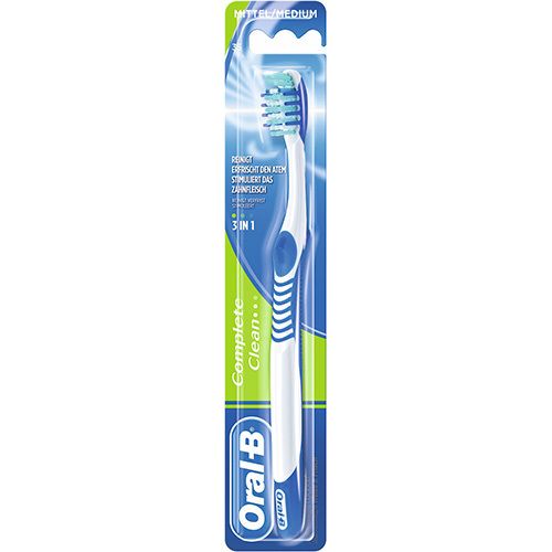 Zahnbürste in Verpackung. Weißer Griff, blauer Bürstenkopf. Marke Oral-B, Produktname Complete Clean. Text: 3 in 1, Mittel/Medium.