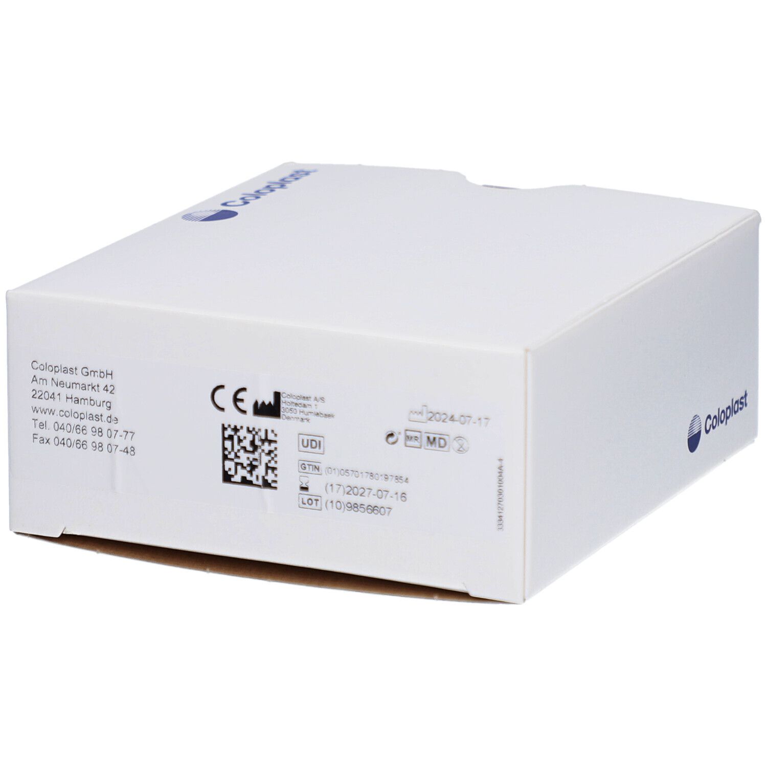Weiße Coloplast-Box. Aufdruck mit Adresse, CE-Kennzeichnung, QR-Code, MD-Symbol und Verfallsdatum.