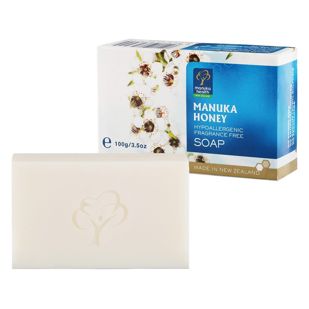 Seife und Verpackung. Seife rechteckig, hell. Verpackung mit Logo, Schriftzug 'Manuka Honey', 'Hypoallergenic Soap'.