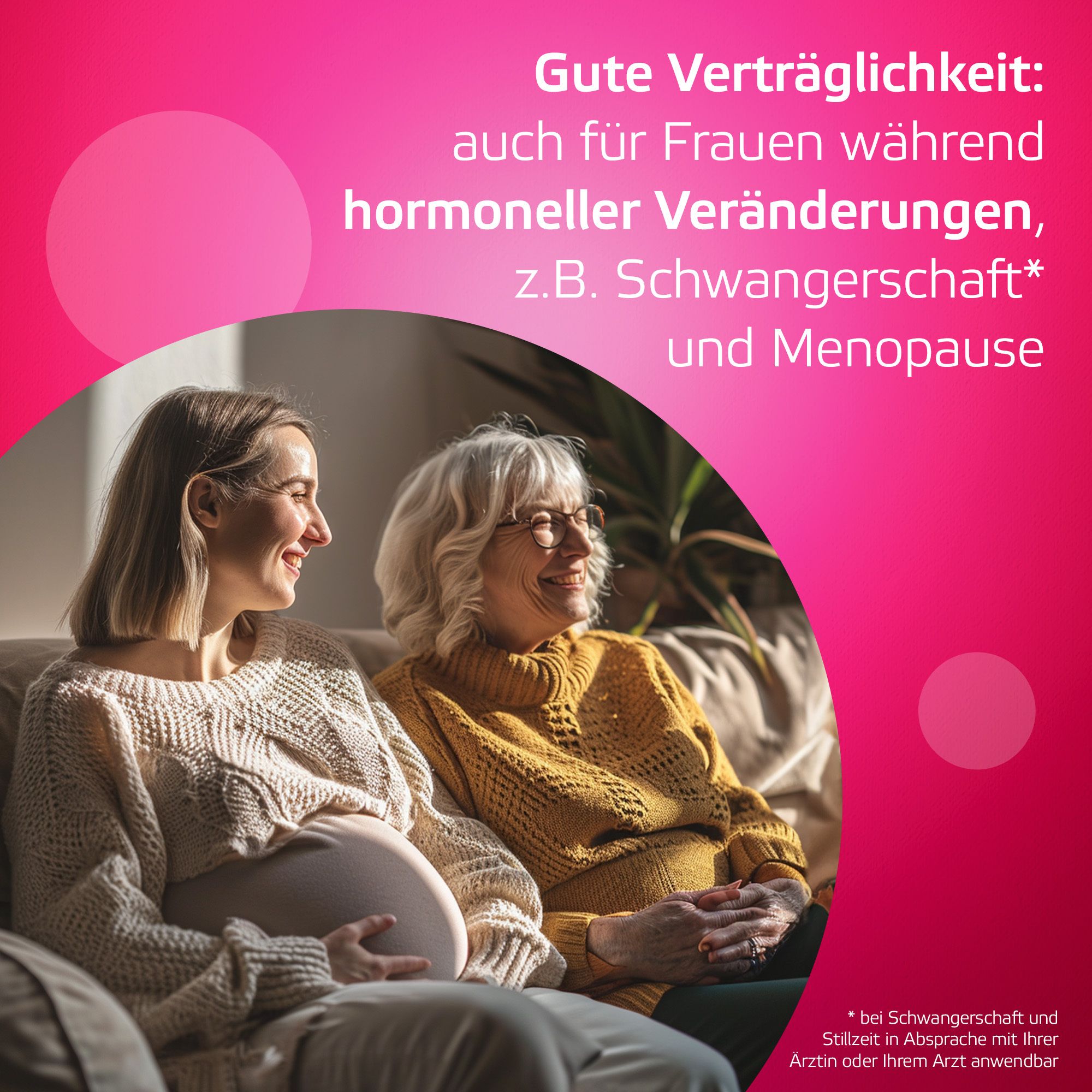 Frau und ältere Frau sitzen. Text: Gute Verträglichkeit, auch für Frauen während hormoneller Veränderungen, z.B. Schwangerschaft.