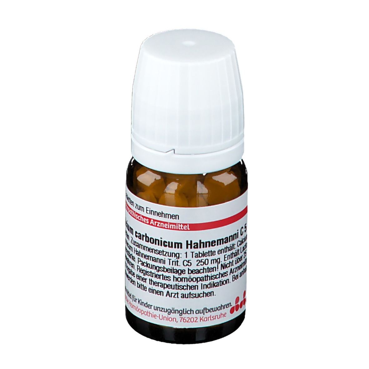 Braune Glasflasche mit weißem Deckel. Etikett mit rotem Streifen und Text. Tabletten sichtbar. Produktname: DHU Calcium Carbonicum Hahnemanni C5.