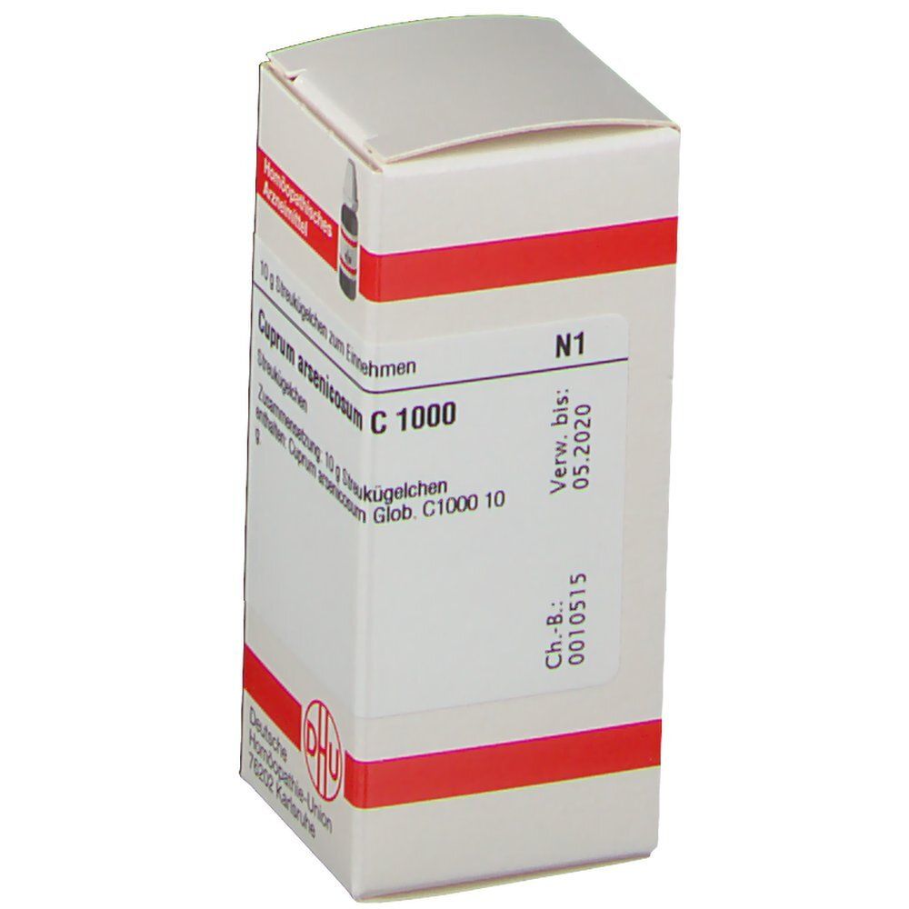 Weiße Faltschachtel mit rotem Streifen. Beschriftung: Cuprum arsenicosum C 1000, N1. Verfallsdatum 05.2020. DHU Logo.