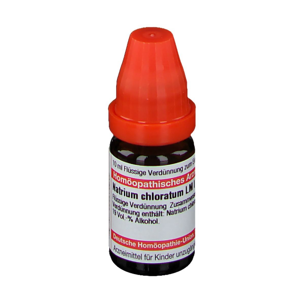 Braune Glasflasche mit rotem Verschluss. Etikett mit Text: Natrium chloratum LM I. Deutsche Homöopathie-Union.