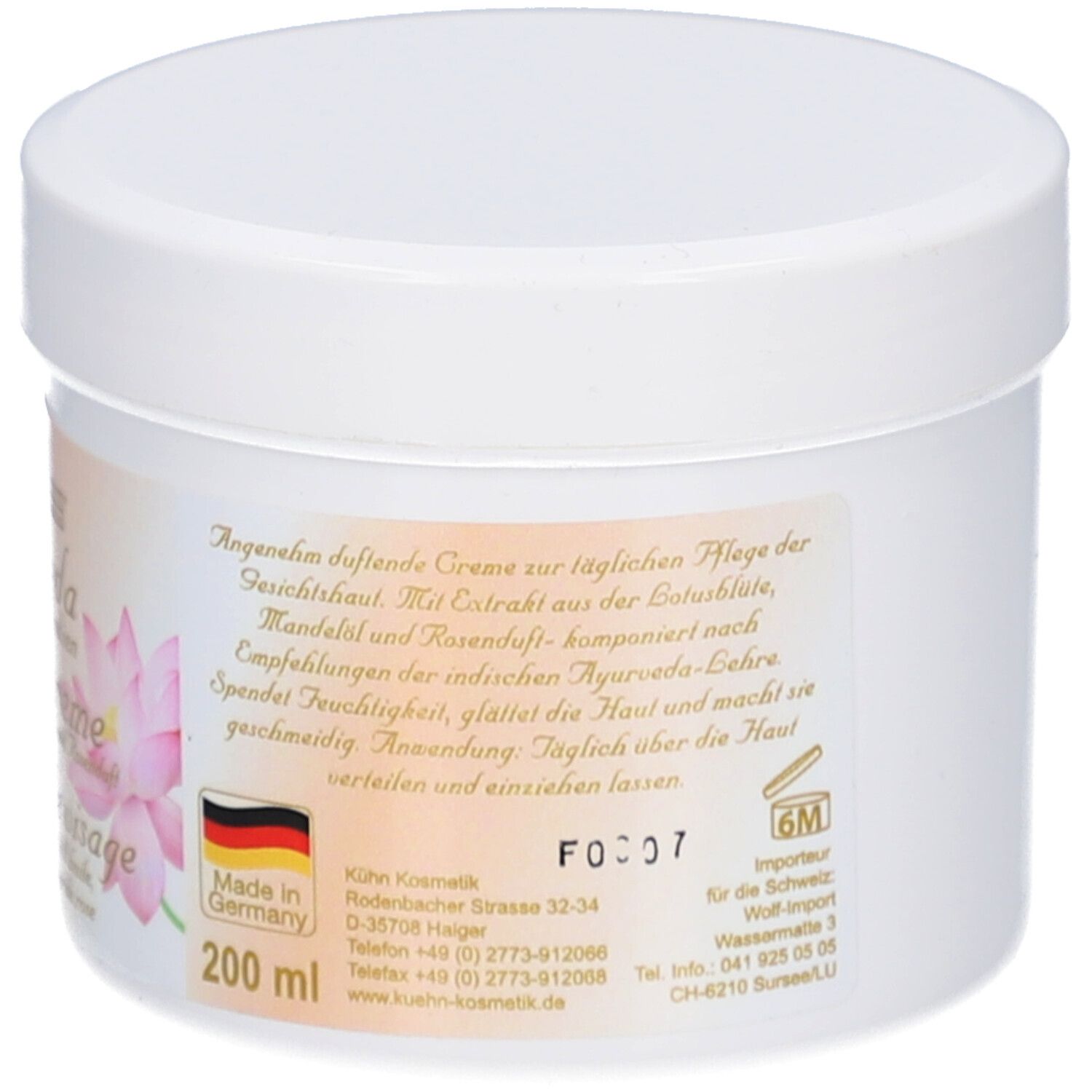 Weißer Tiegel mit Deckel. Etikett mit Text: Angenehm duftende Creme zur täglichen Pflege der Gesichtshaut.