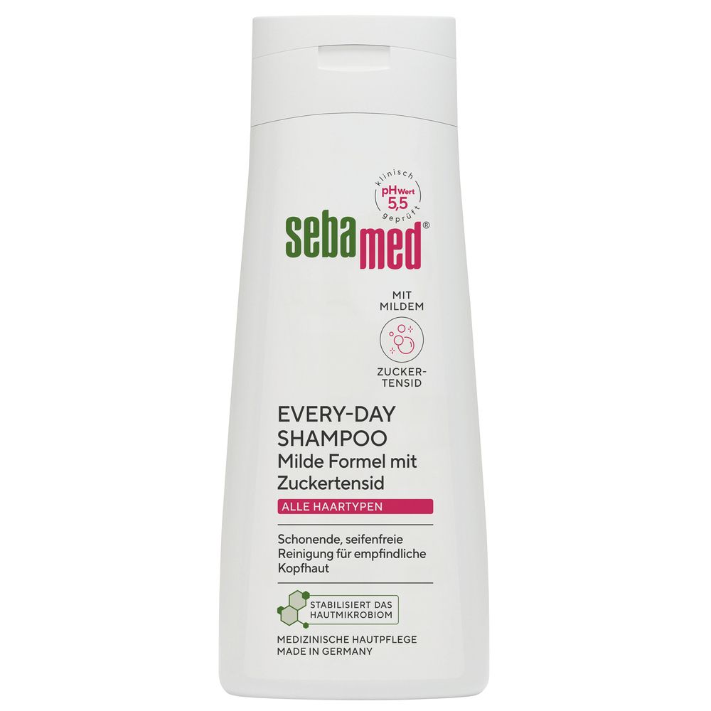 Weiße Flasche mit sebamed® Every-Day Shampoo. Roter Schriftzug, pH 5,5. Für alle Haartypen. Mit Zuckertensid.
