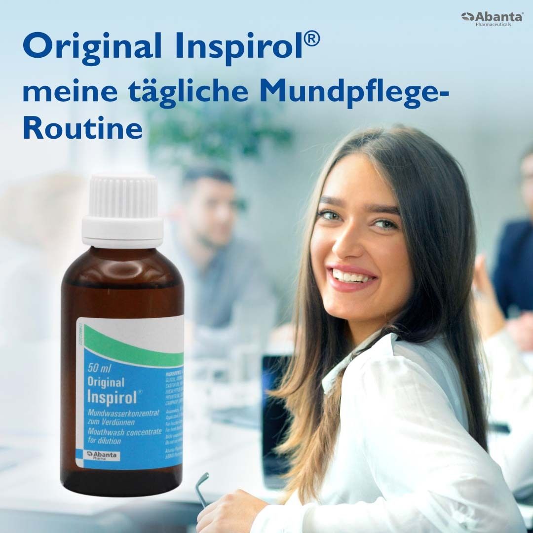 Frau lächelt. Flasche mit Aufschrift: Original Inspirol. Meine tägliche Mundpflege-Routine. Abanta Pharma.