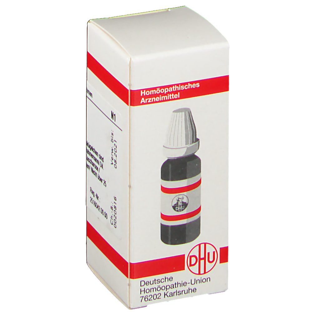 Weiße Faltschachtel mit roter Umrandung. Auf der Seite eine kleine braune Flasche mit rotem Etikett. DHU-Logo.