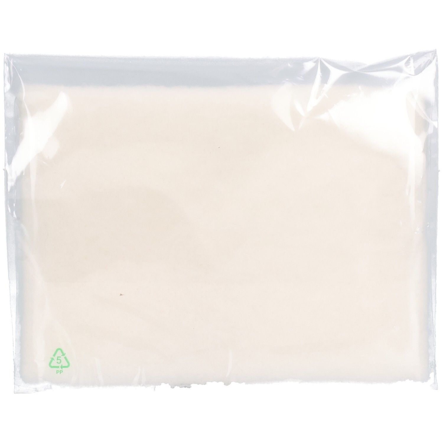 Produkt in transparenter Kunststoffverpackung. Inhalt: rechteckiges, cremefarbenes Vlies. Grünes Recycling-Symbol.
