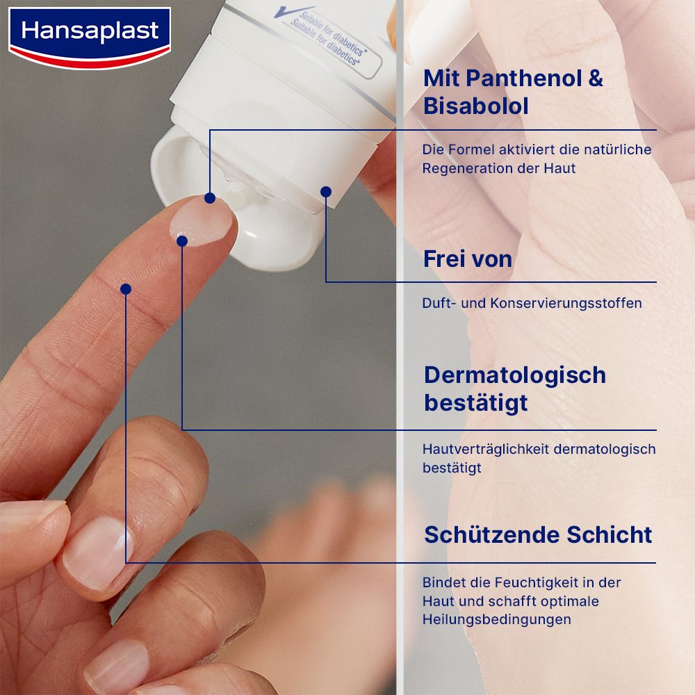 Nahaufnahme. Finger tragen Salbe auf. Text: Mit Panthenol & Bisabolol. Frei von Duft- und Konservierungsstoffen. Dermatologisch bestätigt.
