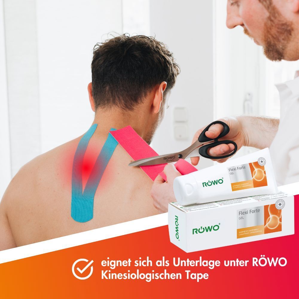Therapeut schneidet Kinesio-Tape auf dem Rücken eines Mannes. Röwo Flexi Forte Gel Tube und Karton sind sichtbar.