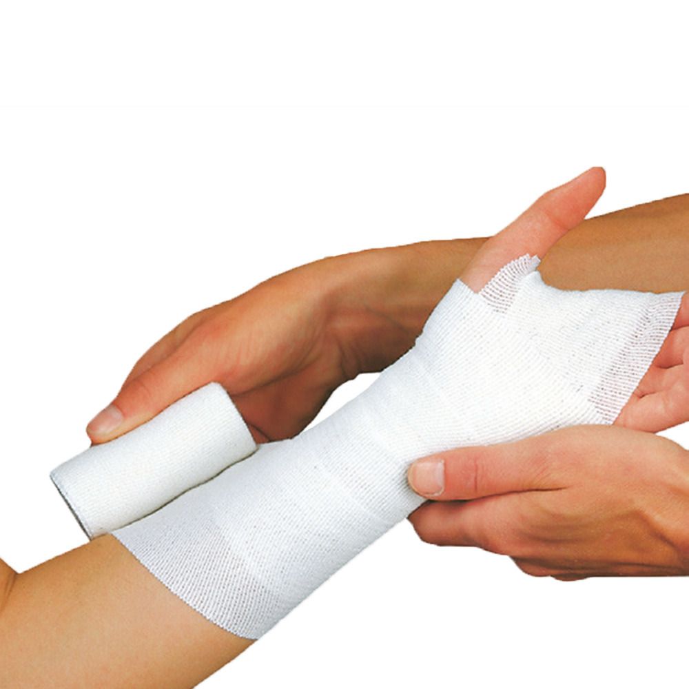 Weißes Verbandmaterial wird auf einem Arm angebracht. Eine Rolle liegt daneben. Hände halten den Arm.