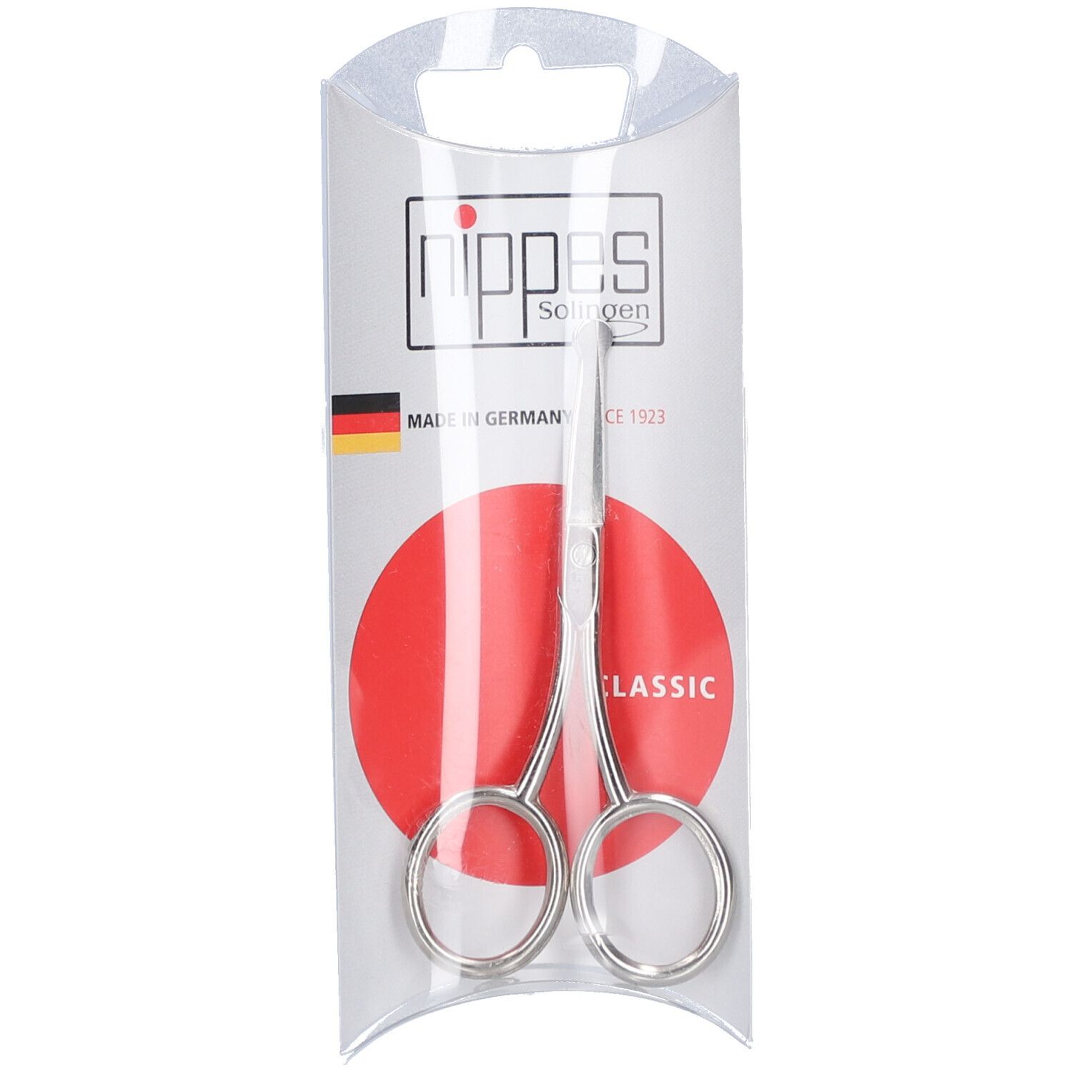 Babyschere in transparenter Verpackung. Metallschere mit abgerundeten Spitzen und runden Griffen. Roter Hintergrund mit Logo.