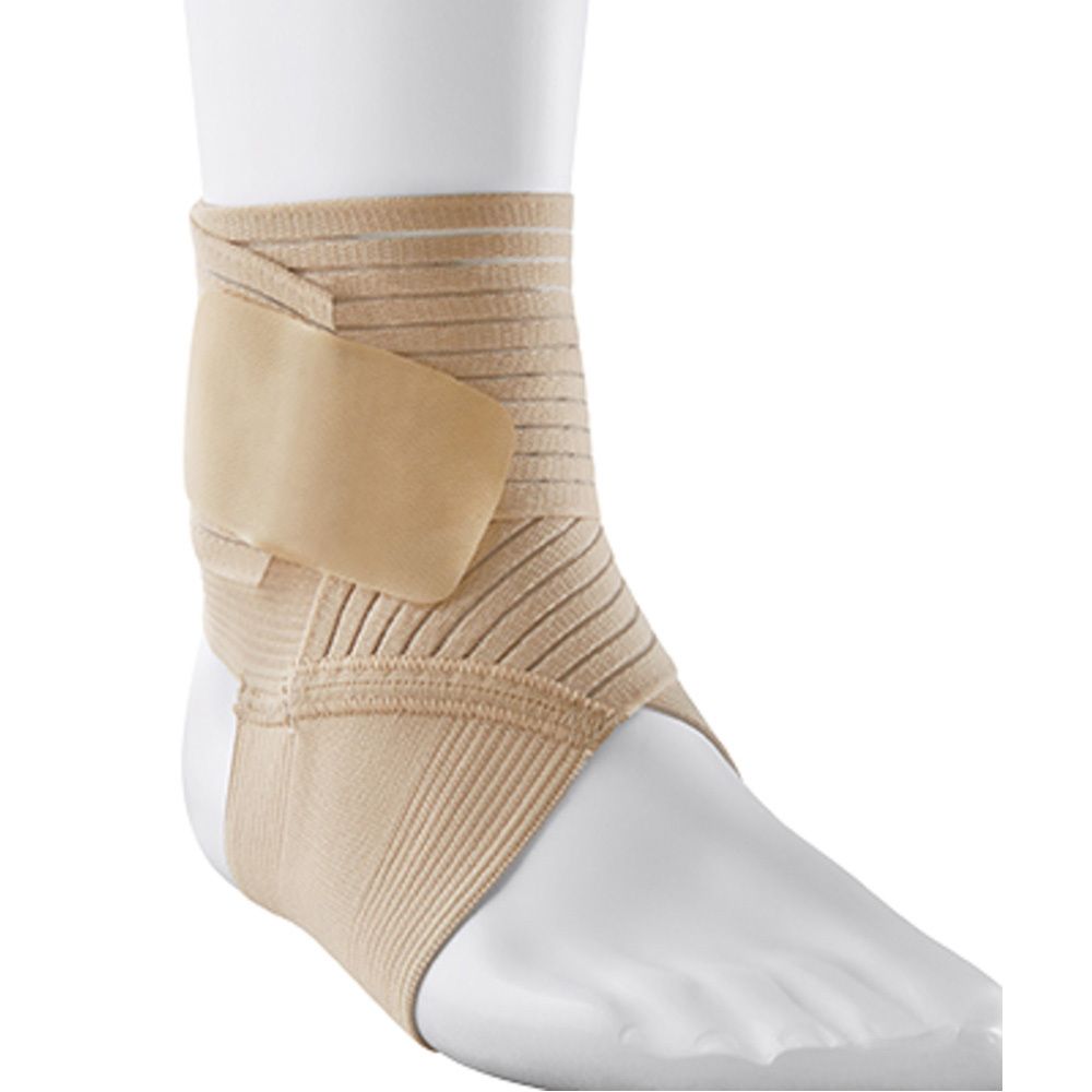 FUTURO™ Sprunggelenk-Bandage. Beige, elastisch. Mit Klettverschluss. Auf Fuß modelliert.