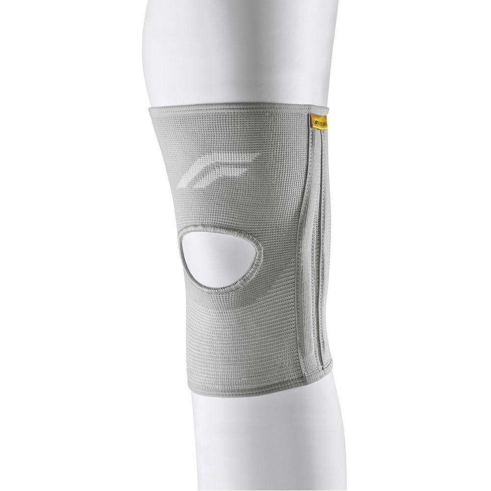 FUTURO® Knie-Bandage, grau. Mit Knieöffnung und seitlichen Verstärkungen. Auf weißem Hintergrund.