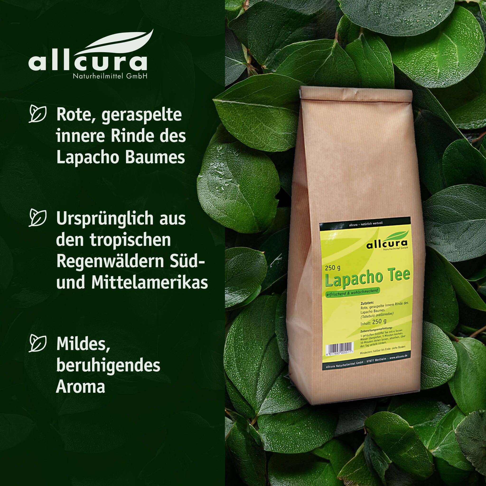Braune Papiertüte mit gelbem Etikett, umgeben von grünen Blättern. Text: allcura, Lapacho Tee.