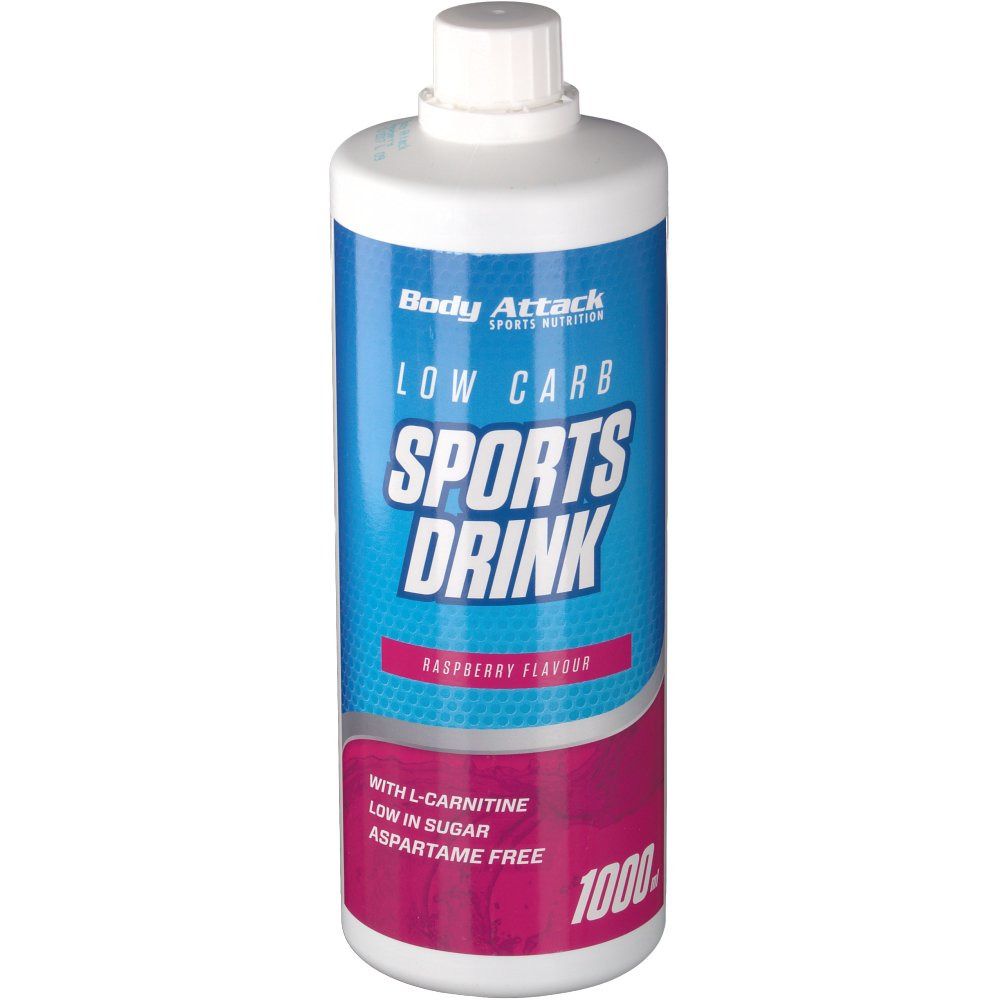 Weiße Flasche mit blau-rosa Etikett. Aufschrift: Body Attack Low Carb Sports Drink, Himbeergeschmack. 1000 ml.