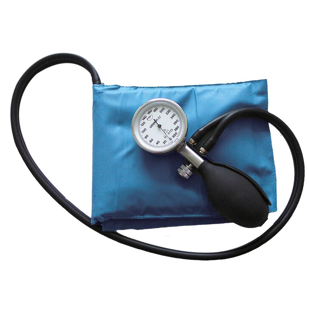 Blutdruckmessgerät mit blauer Manschette, Manometer und schwarzem Gummiball.