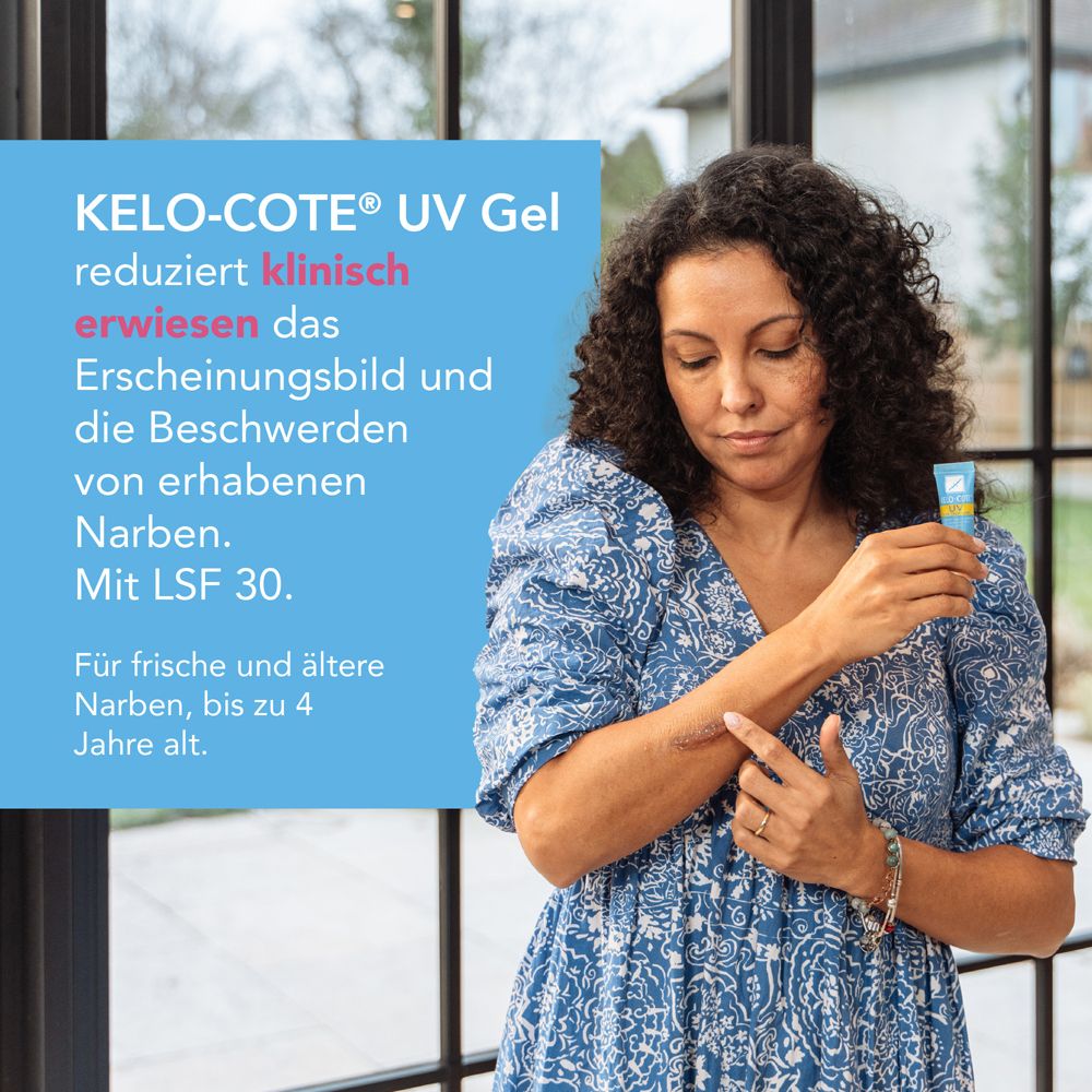 Frau hält Tube KELO-COTE® UV Gel. Text: reduziert klinisch erwiesen das Erscheinungsbild von Narben. Mit LSF 30. Für frische und ältere Narben.