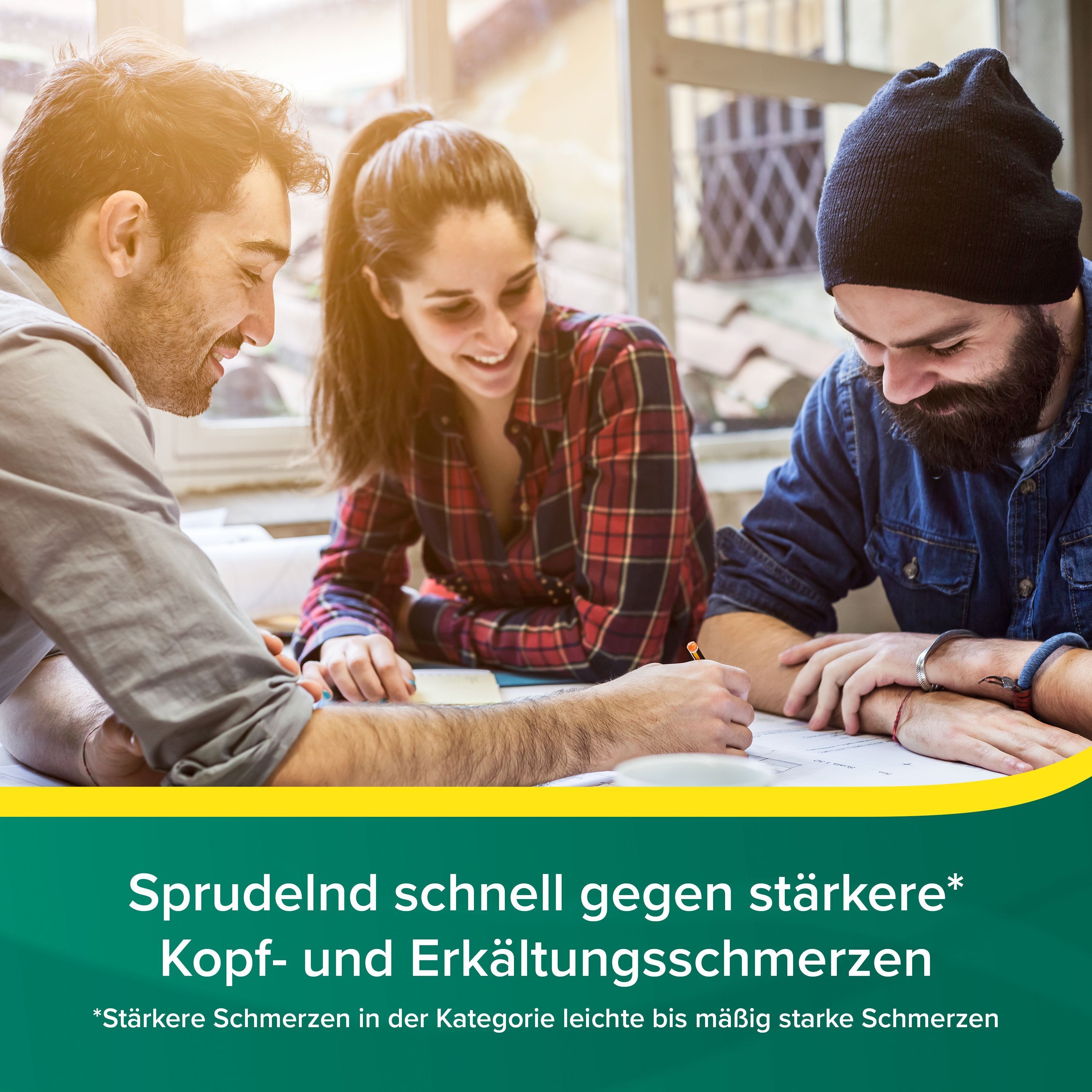 Drei Personen sitzen zusammen. Text: Sprudelnd schnell gegen Kopf- und Erkältungsschmerzen.