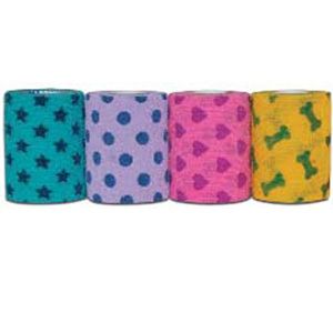 Vier farbige Bandagen mit Mustern: Sterne, Punkte, Herzen und Knochen. Aufgerollt.