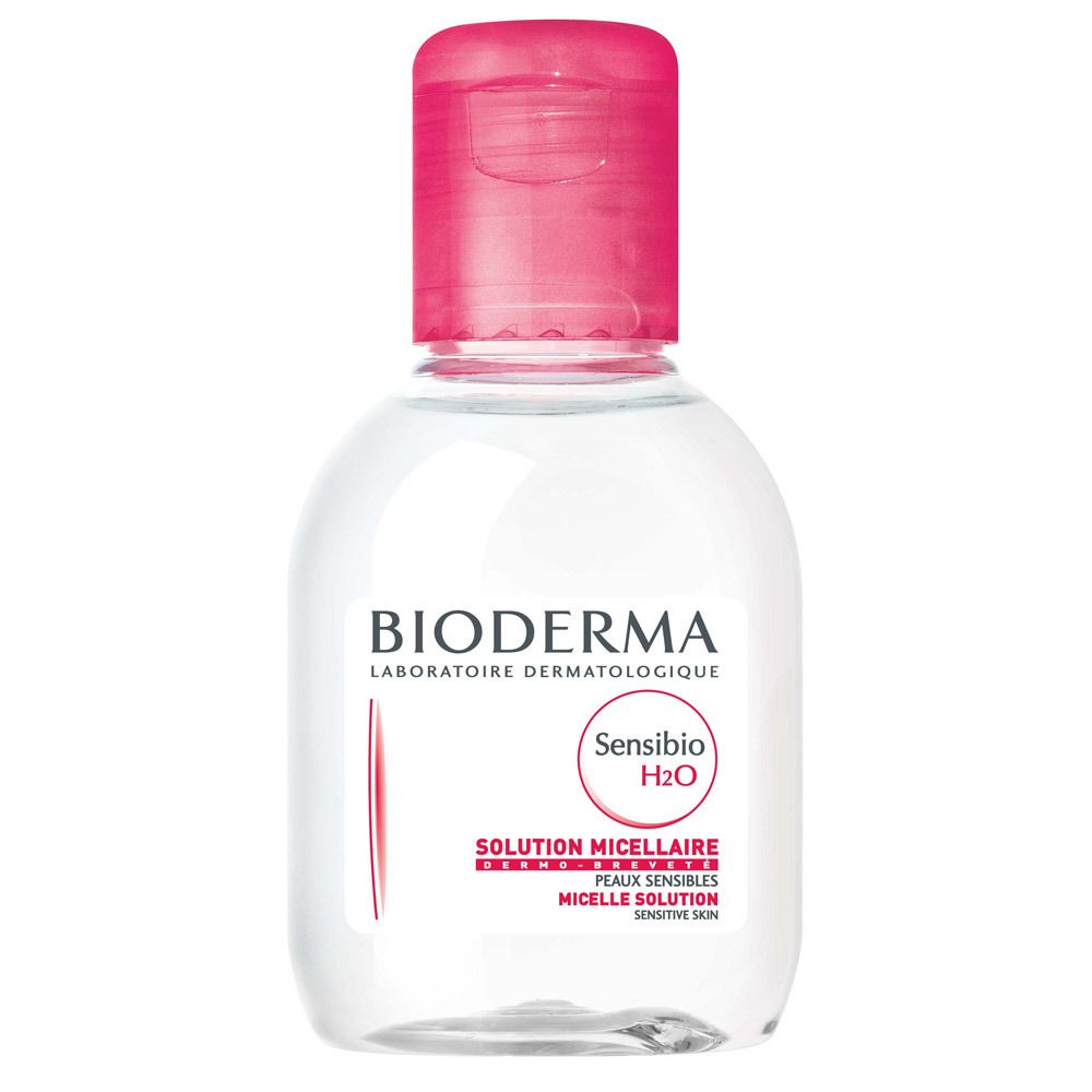 Klare Flasche mit rosa Verschluss. Aufschrift BIODERMA, Sensibio H2O, Solution Micellaire, Peaux Sensibles, Micelle Solution, Sensitive Skin.