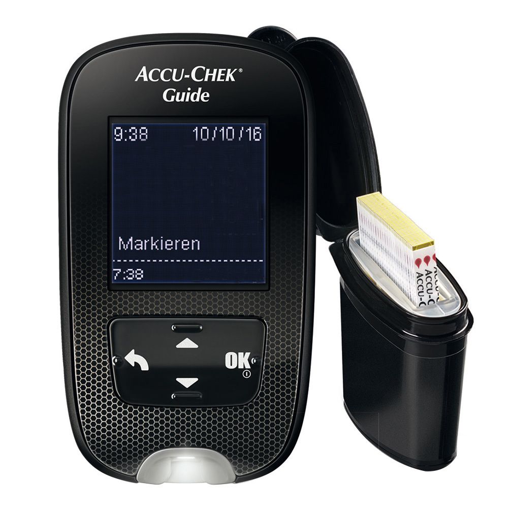 Schwarzes ACCU-CHEK Guide-Blutzuckermessgerät mit geöffneter Teststreifenkassette. Auf dem Display: Uhrzeit, Datum und Text 'Markieren'.