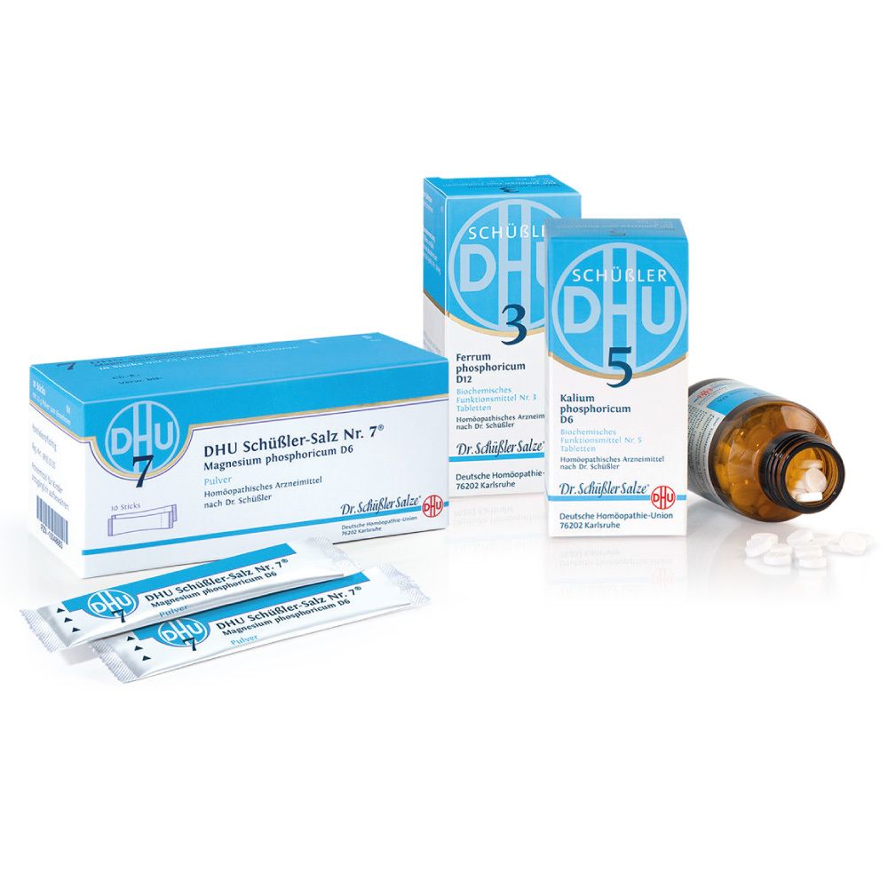 Mehrere DHU-Produkte: Schachteln mit der Aufschrift DHU Schüßler-Salz Nr. 7, Nr. 3 und Nr. 5. Eine Braunglasflasche mit Tabletten daneben. Zwei Beutel mit Tabletten.