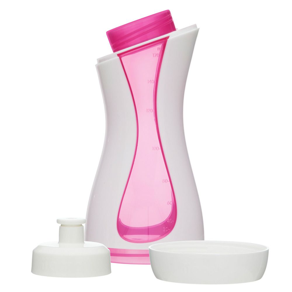 Weiß-pinkfarbene Trinkflasche. Geschwungene Form mit Messskala. Zerlegte Teile: Deckel, Aufsatz, Behälter. Sport-Trinkflasche.