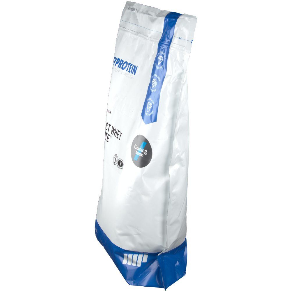Schräg stehender weißer Beutel mit blauen Akzenten. Aufschrift: MYPROTEIN, IMPACT WHEY ISOLATE. Siegel und Logo.
