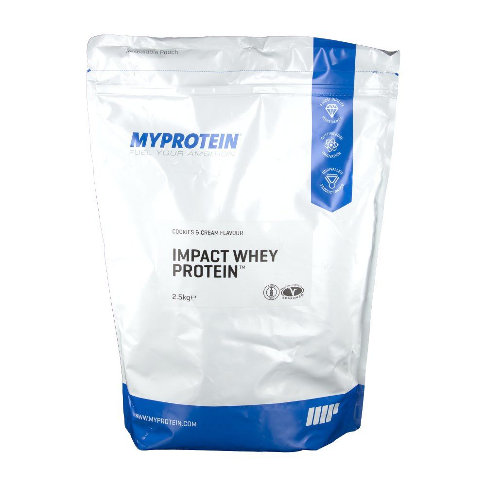 Wei	Protein-Pulverbeutel. Marke: MyProtein. Aufschrift: Impact Whey Protein, Cookies & Cream, 2.5kg. Weißer Beutel mit blauem Akzent.