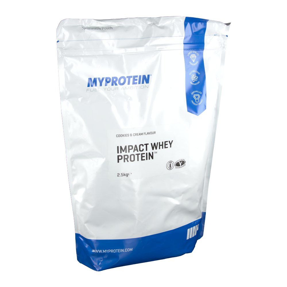 Protein-Pulverbeutel. Marke: MyProtein. Aufschrift: Impact Whey Protein, Cookies & Cream, 2.5kg. Weißer Beutel mit blauem Akzent.