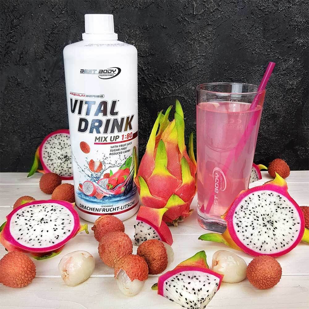 Glas mit rosa Getränk, Strohhalm, Früchte. Flasche Vital Drink, Früchte: Drachenfrucht, Litschi. Aufschrift: Drachenfrucht-Litschi.