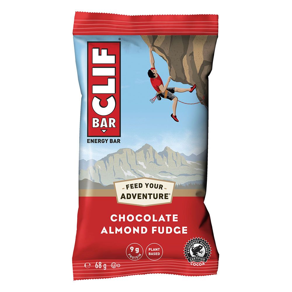 Verpackung eines CLIF BAR Riegels. Roter Hintergrund mit Aufdruck. Enthält Schokolade, Mandel-Fudge. Abbildung eines Kletterers.