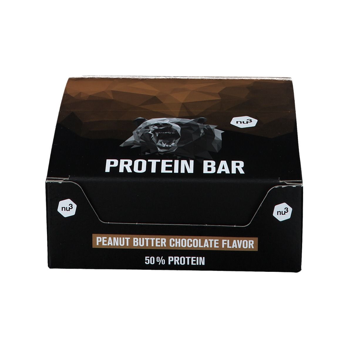 Schwarze Verpackung mit "PROTEIN BAR"-Schriftzug. "PEANUT BUTTER CHOCOLATE FLAVOR" und "50% PROTEIN" sind ebenfalls sichtbar. Marke: nu3.