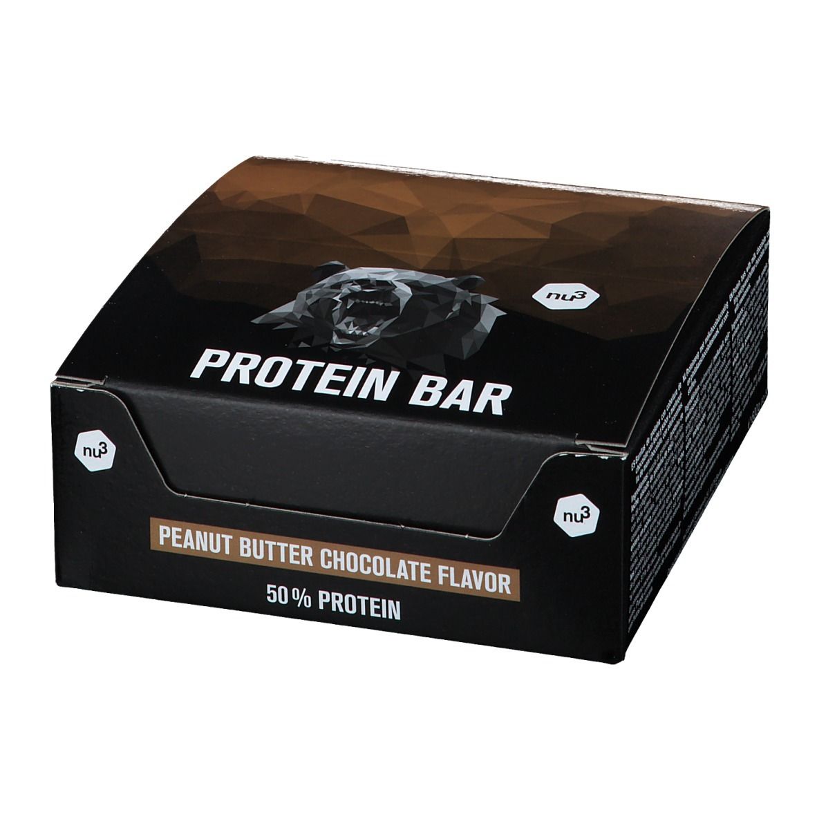Schwarze Verpackung mit "PROTEIN BAR"-Schriftzug. "PEANUT BUTTER CHOCOLATE FLAVOR" und "50% PROTEIN" sind ebenfalls sichtbar. Marke: nu3.