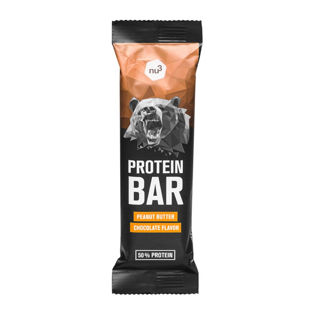 Proteinriegel in schwarzer Verpackung. Aufschrift: PROTEIN BAR, Erdnussbutter-Schokoladengeschmack, 50 % Protein. Marke: nu3.