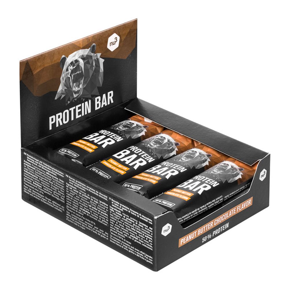 Schwarzer Karton mit vier Proteinriegeln. Aufschrift: PROTEIN BAR, Erdnussbutter-Schokoladengeschmack, 50 % Protein. Marke: nu3.