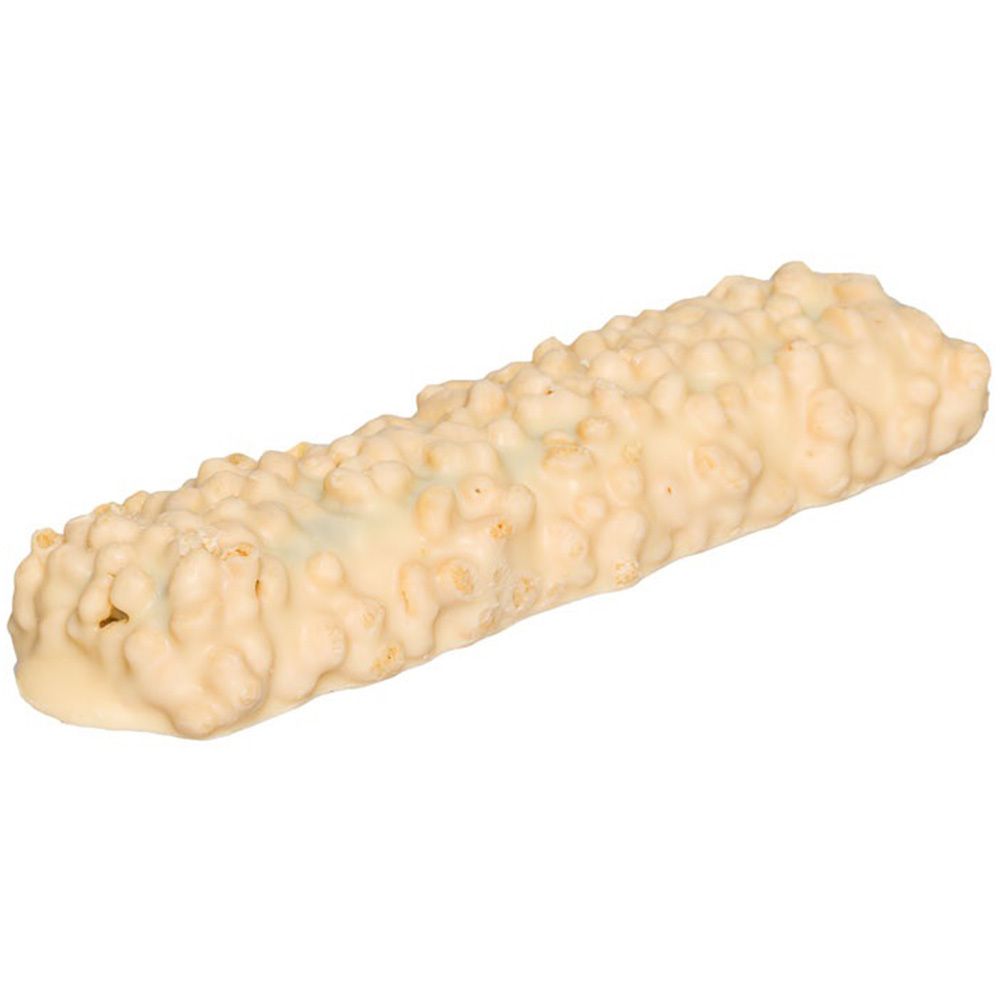 Proteinriegel mit weißer Schokoladenbeschichtung und Knusperstückchen. Längliche Form, auf weißem Hintergrund.