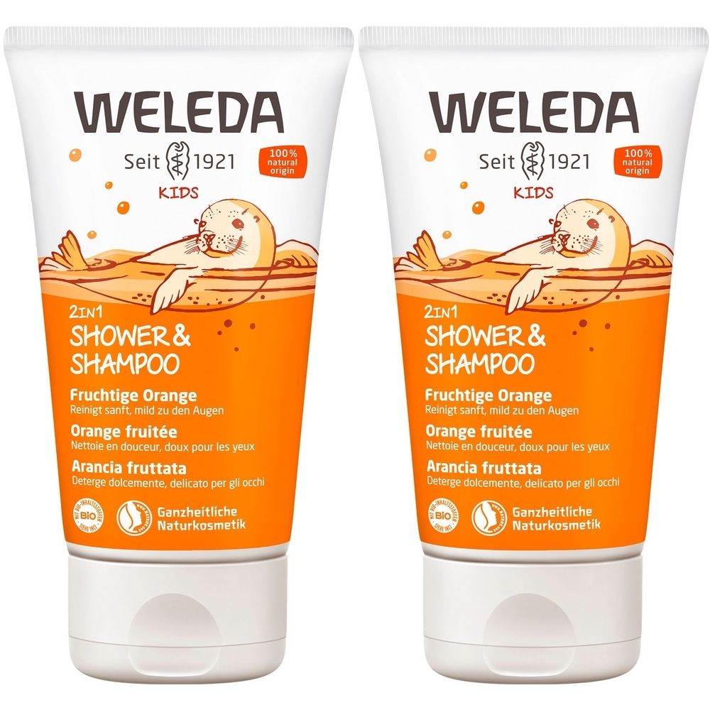 Zwei Tuben Weleda Kids 2in1 Shower & Shampoo. Orangefarbenes Design mit Seehund-Illustration. Text: Fruchtige Orange.