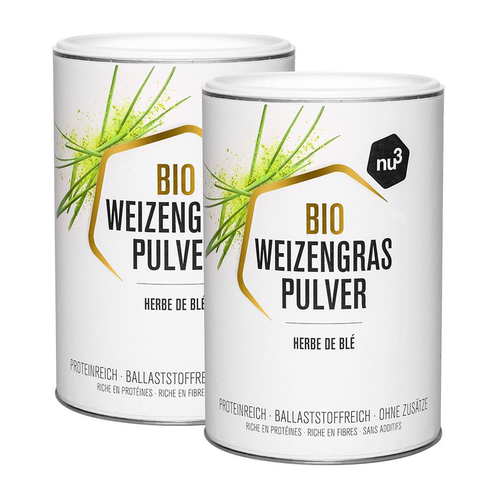 Zwei Dosen nu3 Bio Weizengras Pulver. Weiße Dosen mit grünen und goldenen Grafiken. Aufschrift: BIO WEIZENGRAS PULVER.