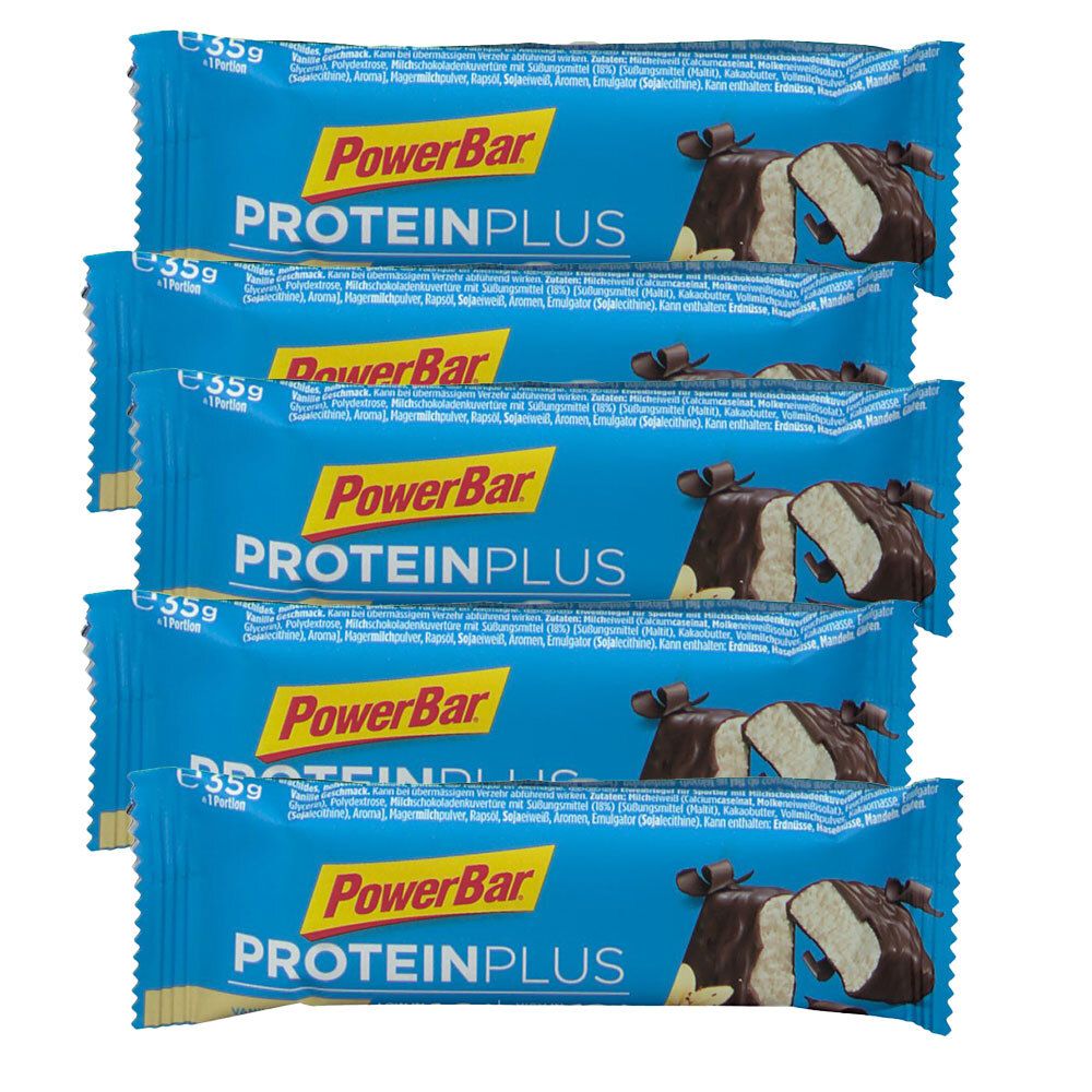 Mehrere Proteinriegel in blauer Verpackung. Aufdruck: PowerBar PROTEINPLUS. Gezeigt wird ein Anschnitt des Riegels mit Schokoüberzug und Creme.